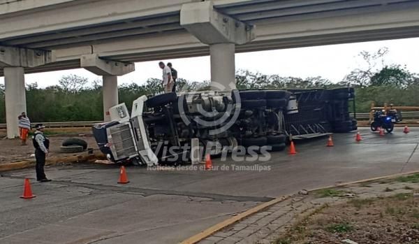 Vuelca tráiler en entrada a Puerto Industrial de Altamira Vista Press