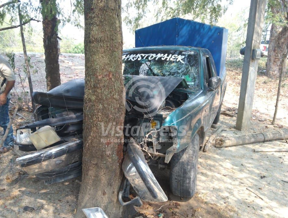 Camioneta se queda sin frenos y se sale de las cinta asfáltica Vista