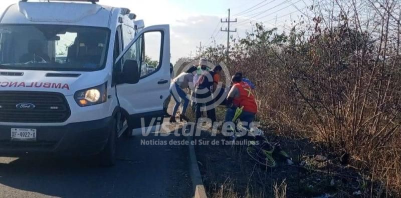 Las féminas derraparon en su motocicleta quedando entre los matorrales.