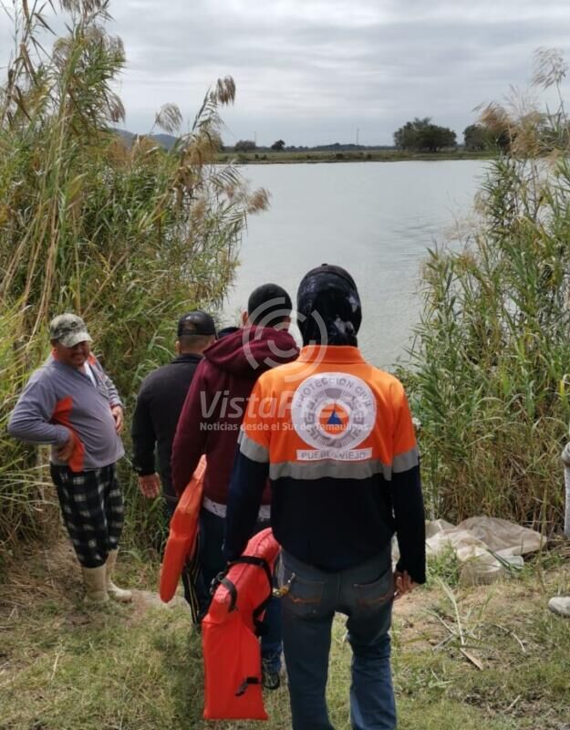 Elementos de Protección Civil buscan afanosamente en el río Pánuco al hombre que se arrojó al caudaloso.