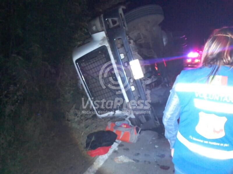 Por lo accidentado de la carpeta de rodamiento el tráiler término por volcarse con los semovientes al interior de la caja.