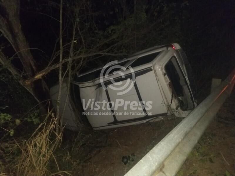 La camioneta quedó entre la maleza tras salirse de la carpeta de rodamiento.