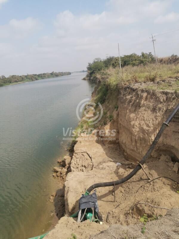 De manera dramática sean desgajado los cerros aledaños al río Pánuco en la zona de Tampaca. El muro o bordo de contención no soportaría el desbordamiento del caudaloso.