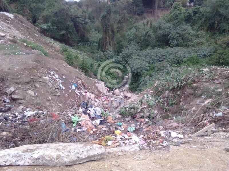 El socavón de la calle Chapingo de la Colonia Ricardo Flores Magón desde hace años se encuentren un dado de basura.