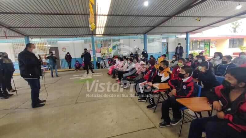 Cursos de vialidad a niños implementó en las escuelas elementos de tránsito.