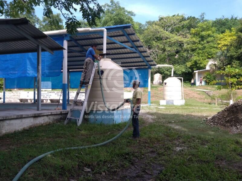 Los encargados de Caev anda en verificando que las escuelas rurales cuenten con agua potable.