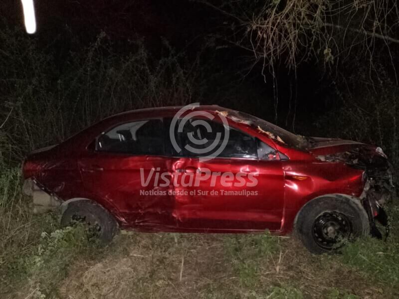 El vehículo tipo fiesta se precipitó al barranco. La fuerte colisión del auto compacto provocó que ambas féminas resultaron heridas.