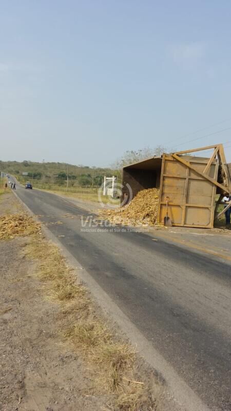 La carga de caña quedó regala en la carretera Alazán - Canoas.