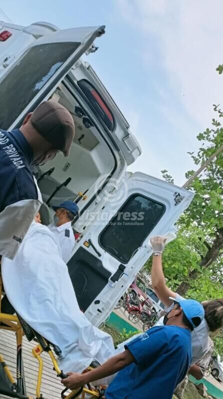 A bordo de la ambulancia la desdichada mujer con heridas de consideración fue talada a la clínica del IMSS.